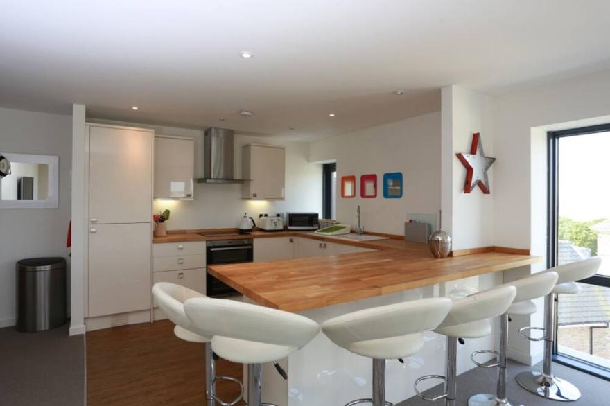 BOURNECOAST: PENTHOUSE APARTMENT IN THE HEART OF BOURNEMOUTH WITH BALCONY-FM6065