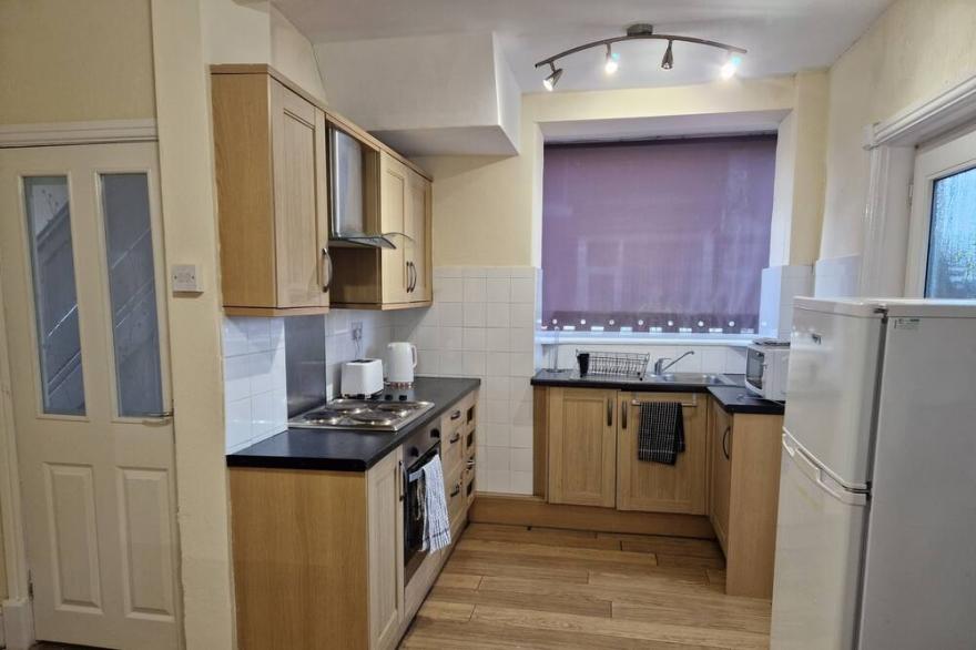 Lovely, Large 3 - Bedroom House in Preston