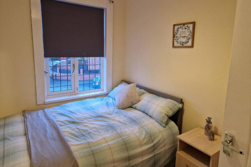 Lovely, Large 3 - Bedroom House in Preston