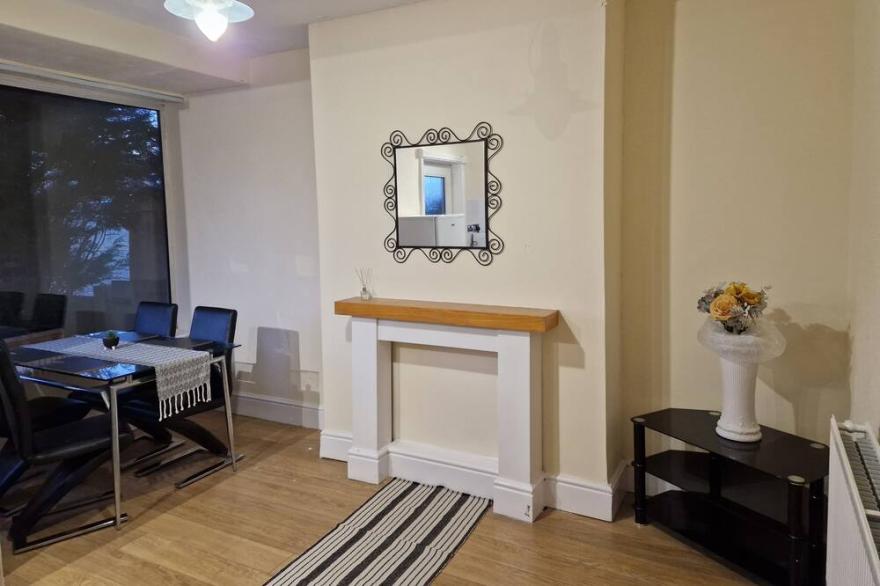 Lovely, Large 3 - Bedroom House in Preston