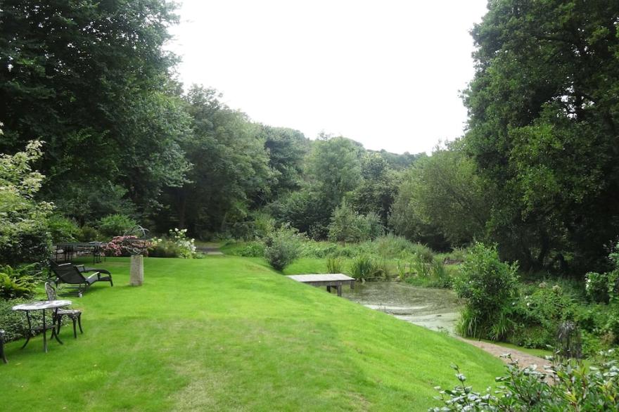 Immaculate 3 Bed 3 Bath Holiday Home In Beautiful Gardens with Pizza Oven