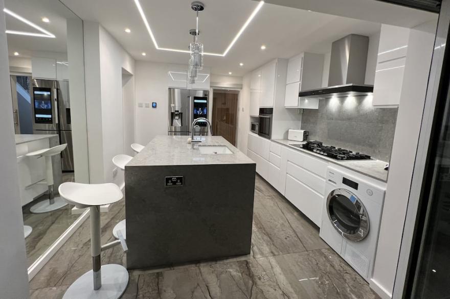 Elegant 4 Bedroom Detached House