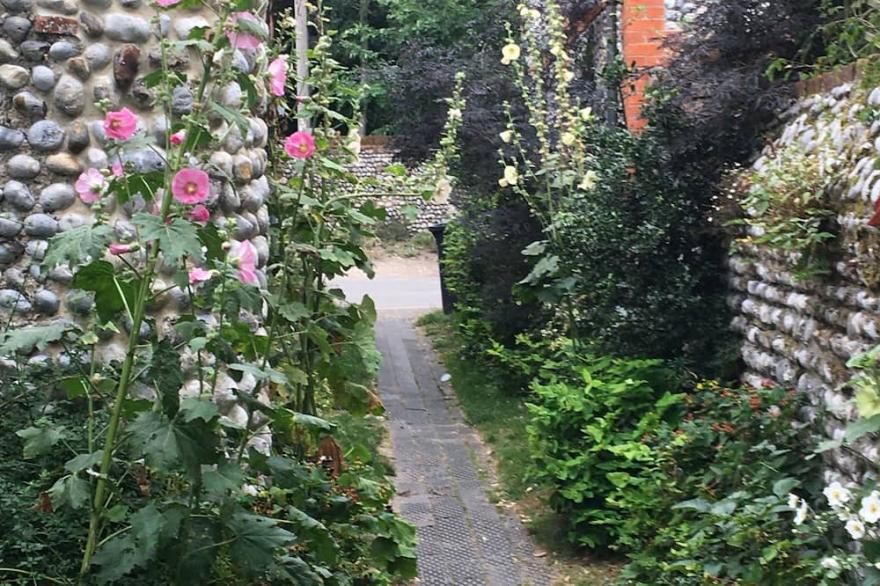 Charming 3 Bedroom 18th Century Cottage In 'Area Of Outstanding Natural Beauty'