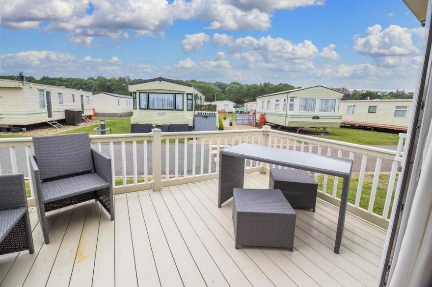 Beautiful 6 berth caravan by the beach in Suffolk ref 40076ND