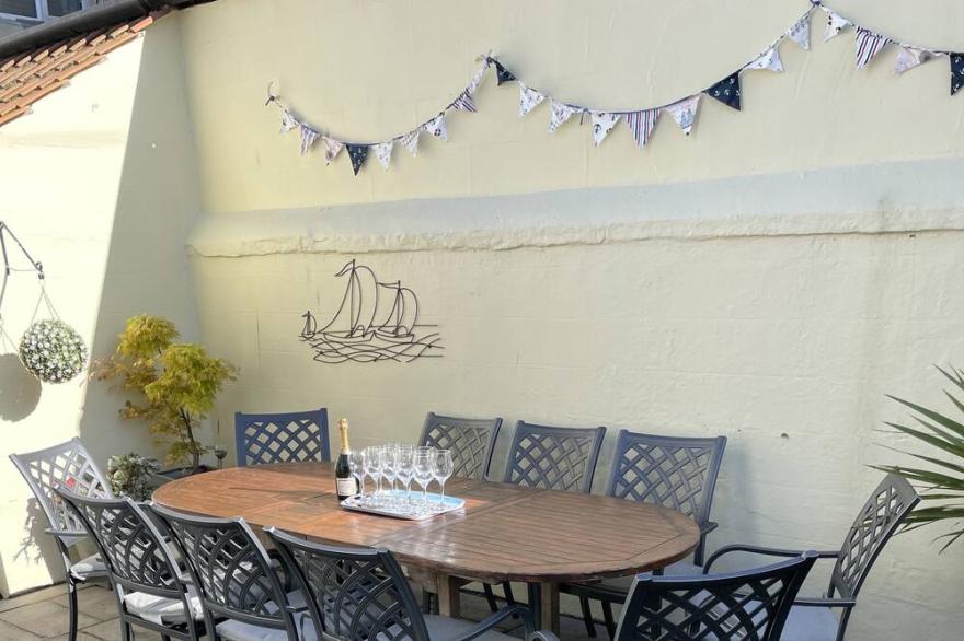Townhouse Whitby, Sleeps 12, close beach/town, Parking. 4 baths, SkySports