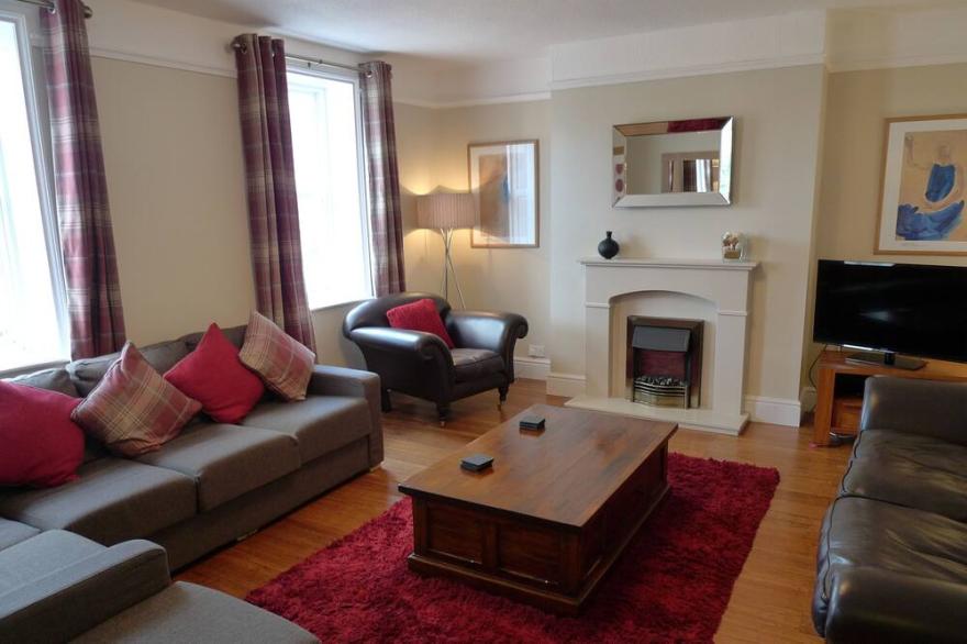 Townhouse Whitby, Sleeps 12, close beach/town, Parking. 4 baths, SkySports