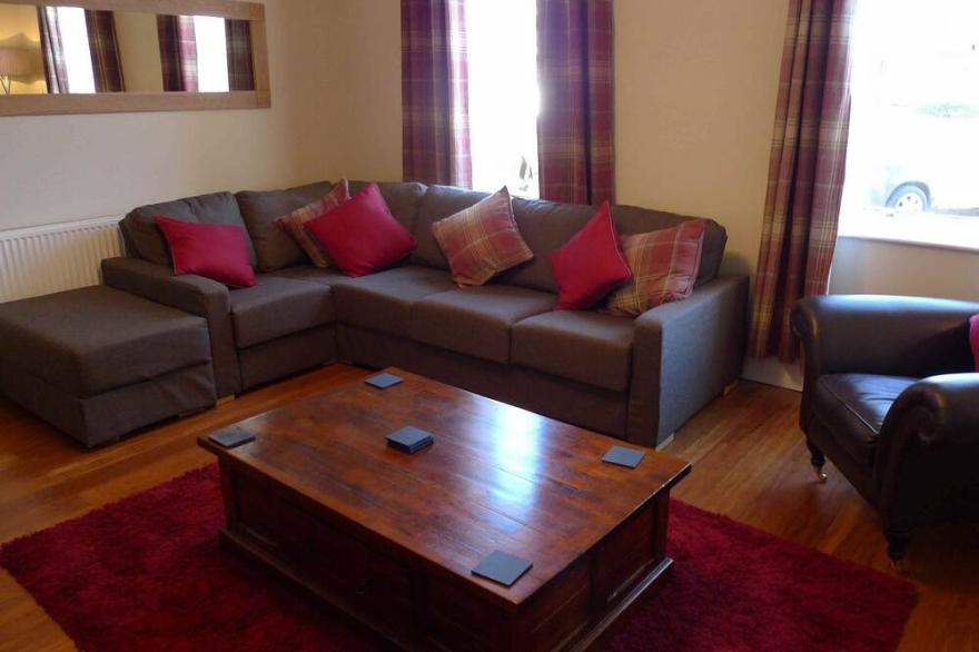 Townhouse Whitby, Sleeps 12, close beach/town, Parking. 4 baths, SkySports