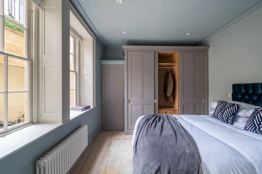 Stylish apartment with a terrace in the heart of classic Georgian Bath.