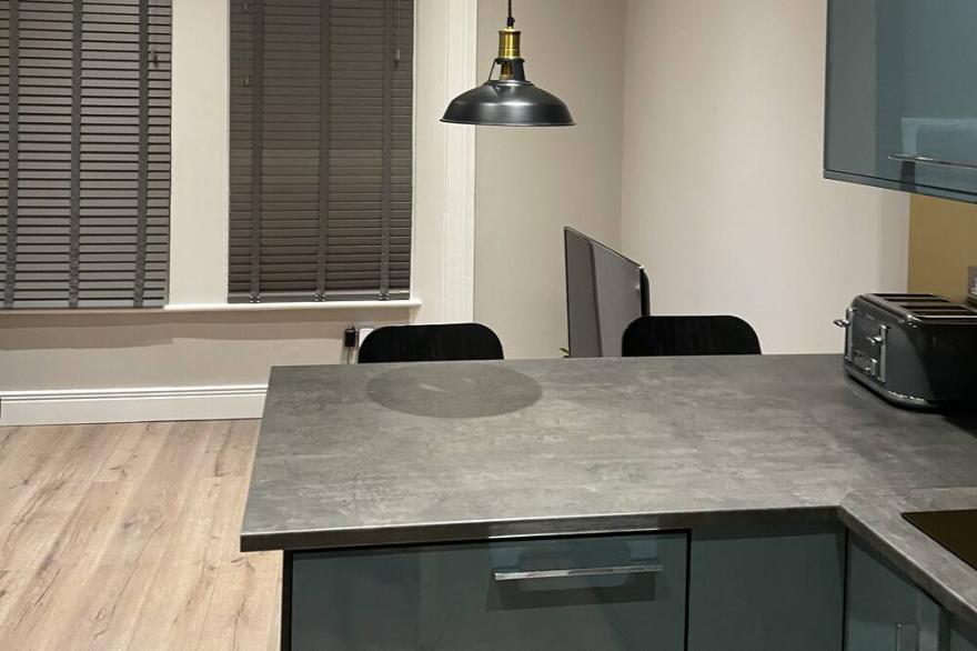 Central London-2 mins from train station