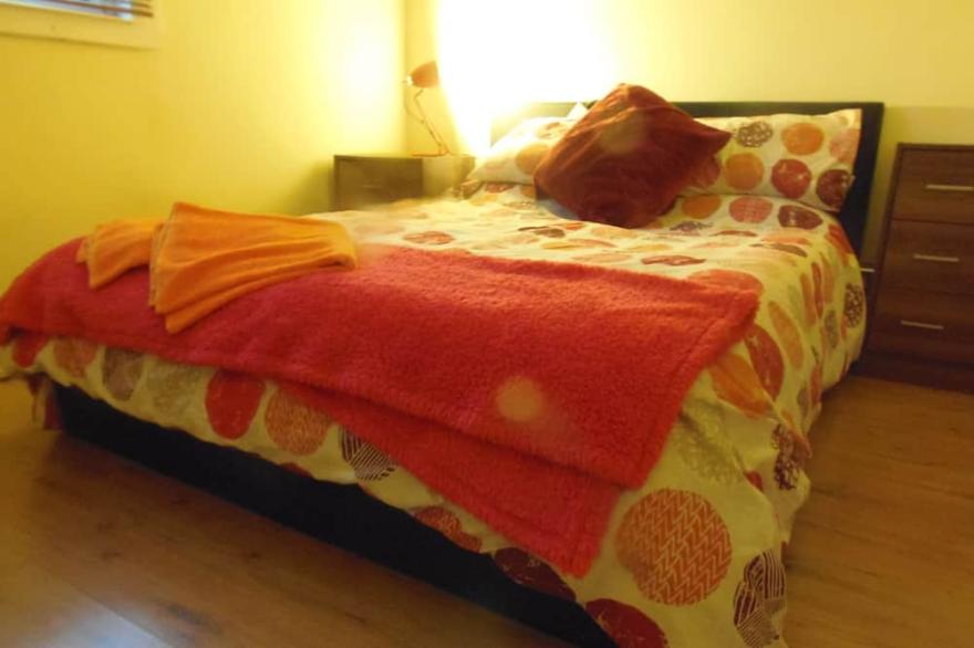 Light and Airy 1 bed Flat With Large Basement Kitchen and Private Outside Area