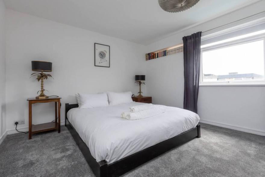 Spacious & Cosy 2 bed flat with terrace & parking