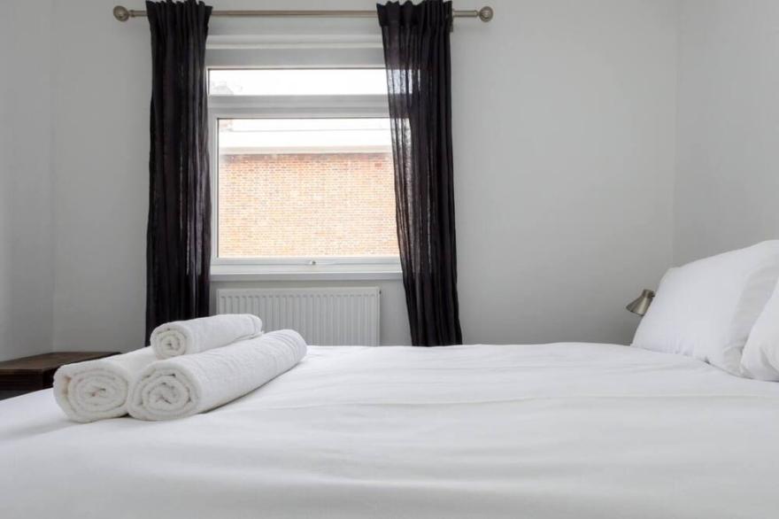 Spacious & Cosy 2 bed flat with terrace & parking