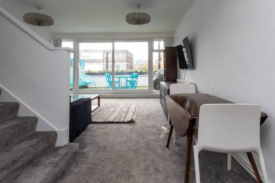 Spacious & Cosy 2 bed flat with terrace & parking