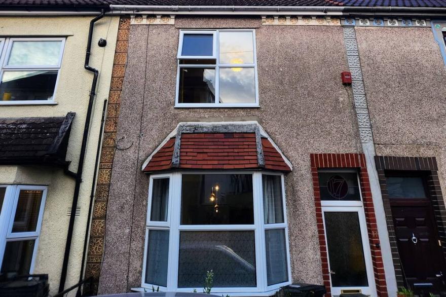 House near restaurants, park and pubs, perfect for pets!