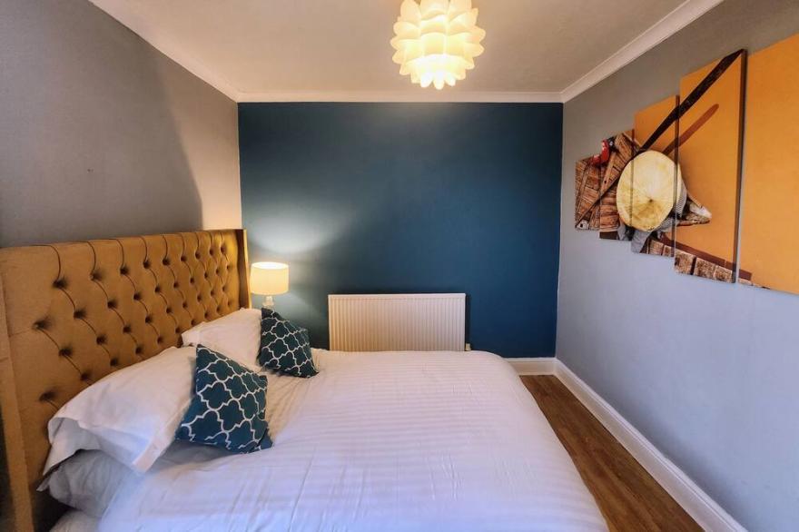 House near restaurants, park and pubs, perfect for pets!