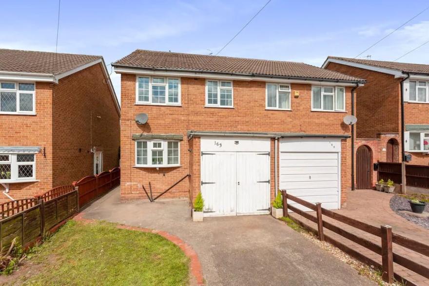 Bright & Spacious with Garden & Parking