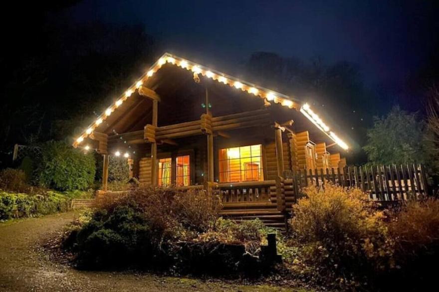 'oak' Log Cabin With hot tub