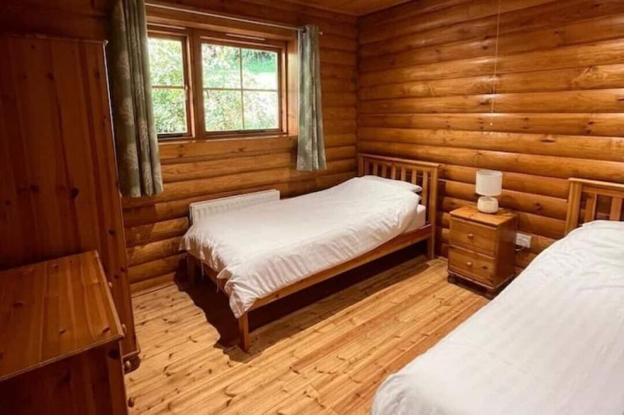 'oak' Log Cabin With hot tub