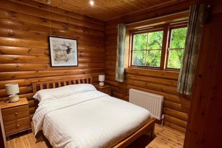 'oak' Log Cabin With hot tub