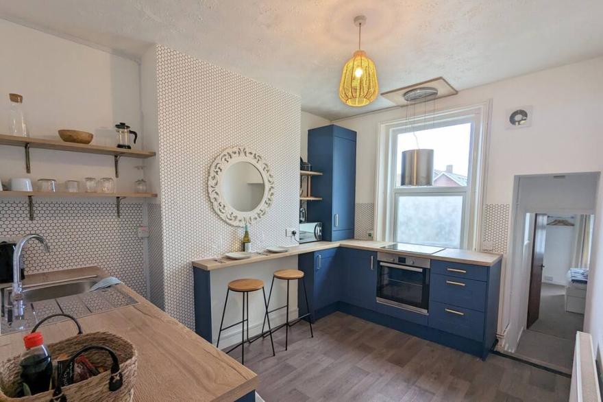 Oystercatcher Bay - Apartment just 3 minute walk from historic harbour and beach