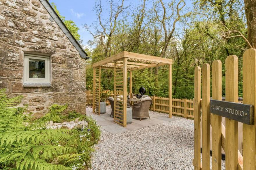 Romantic Hideaway on the River with Hot Tub & Spa in Lamorna