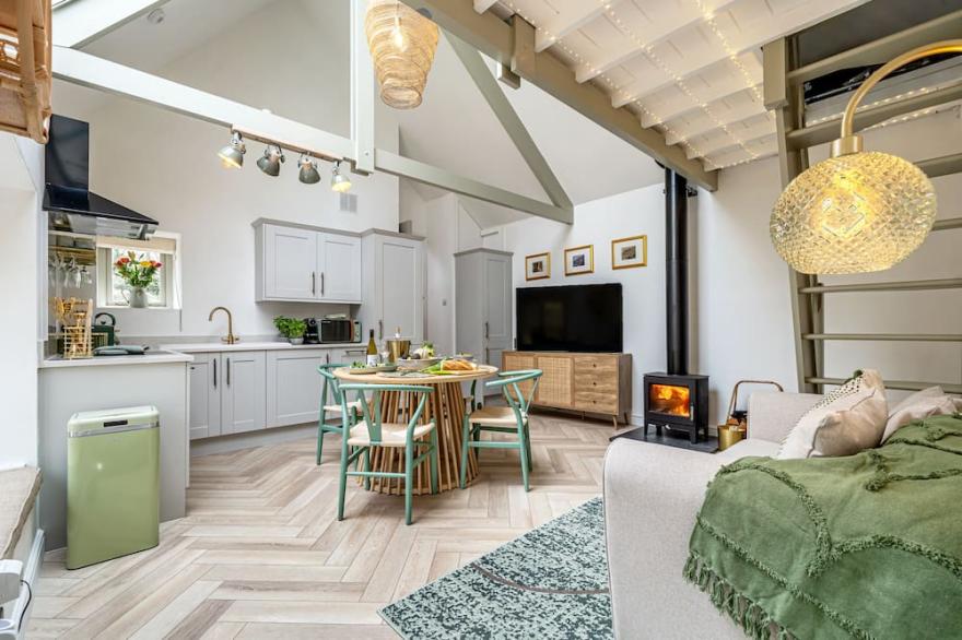 Romantic Hideaway on the River with Hot Tub & Spa in Lamorna