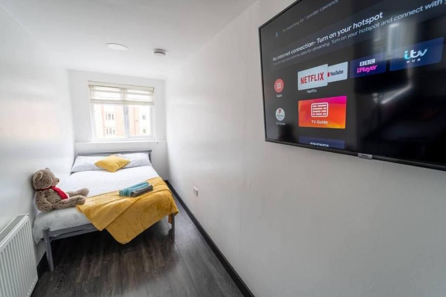 Stunning studio next to UOB and restaurants!