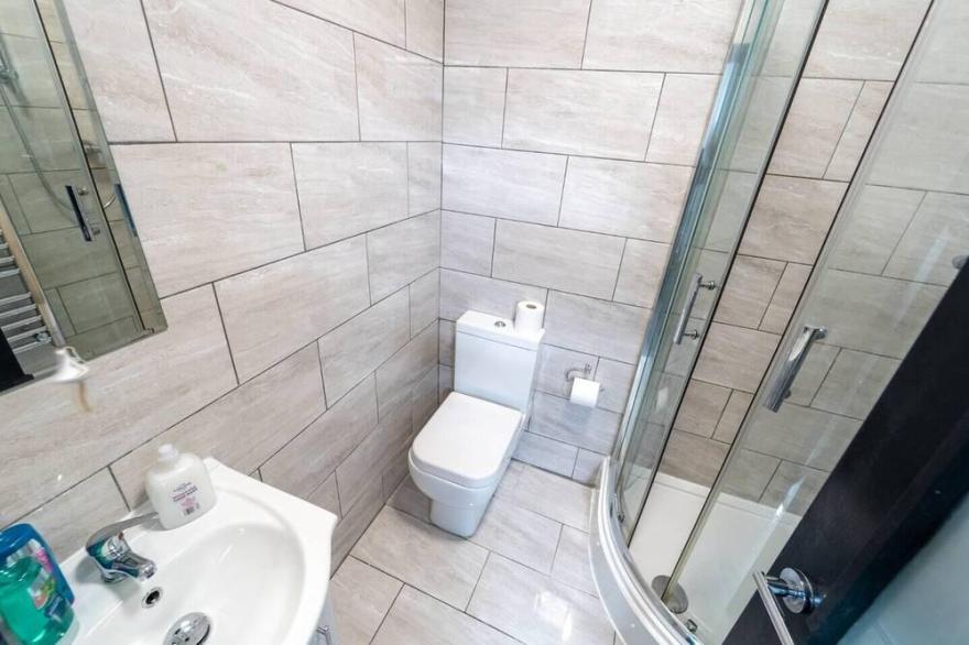 Stunning studio next to UOB and restaurants!