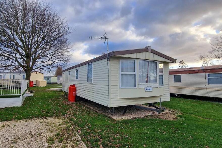 Lovely 4 berth caravan at Manor House Holiday Park ref 86062MH