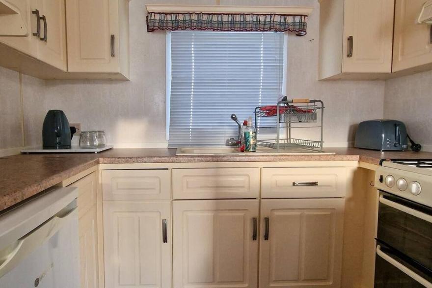 Lovely 4 berth caravan at Manor House Holiday Park ref 86062MH