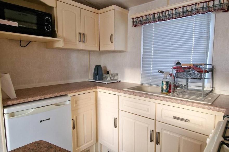 Lovely 4 berth caravan at Manor House Holiday Park ref 86062MH