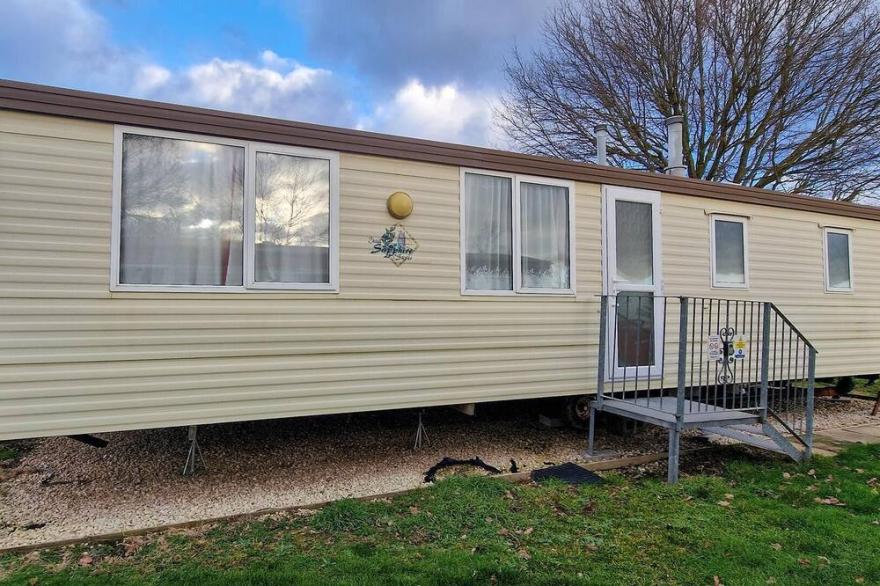 Lovely 4 berth caravan at Manor House Holiday Park ref 86062MH