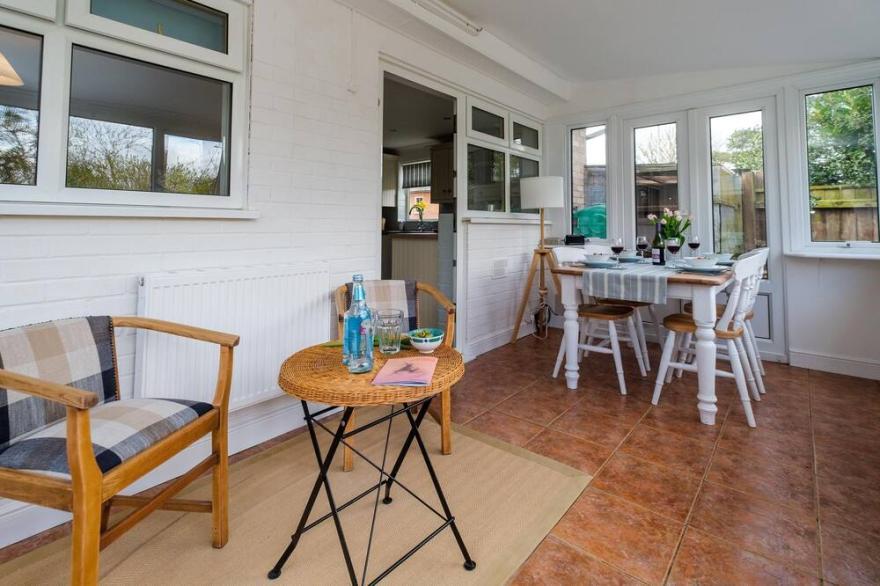 The Lodge, Aldringham - sleeps 4 guests  in 2 bedrooms