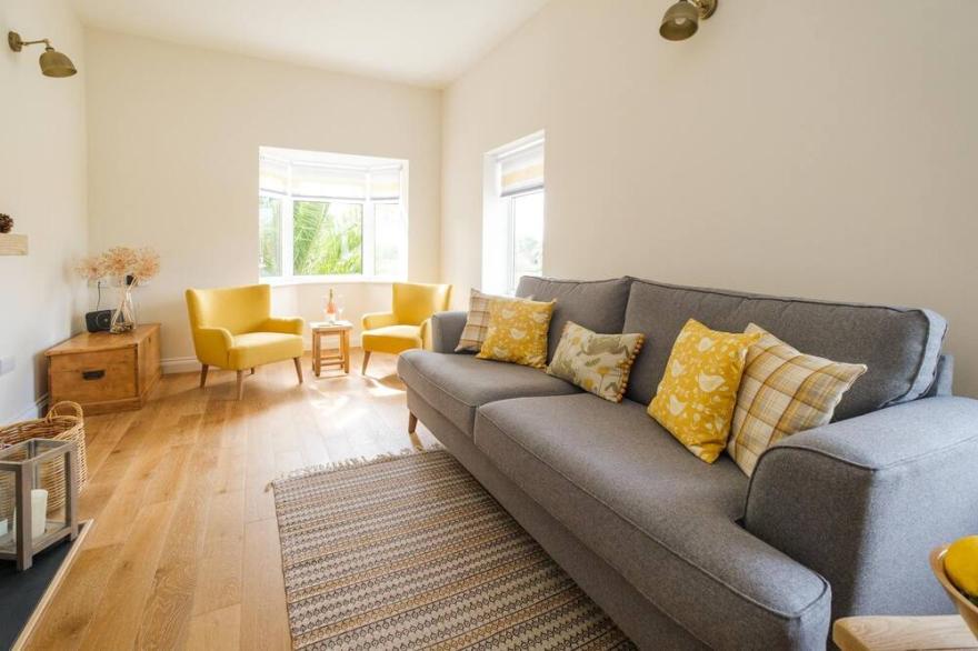 The Lodge, Aldringham - sleeps 4 guests  in 2 bedrooms