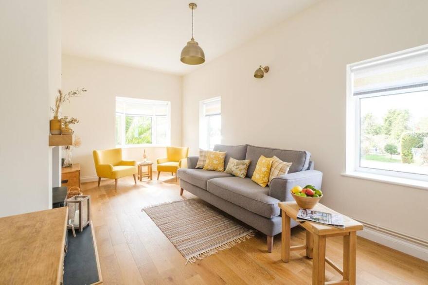 The Lodge, Aldringham - sleeps 4 guests  in 2 bedrooms