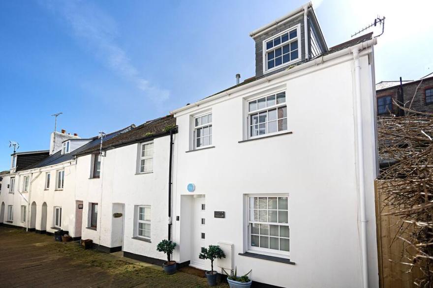 Minutes from Ilfracombe Harbour . Close to Tunnels Beach. Sleeps 4