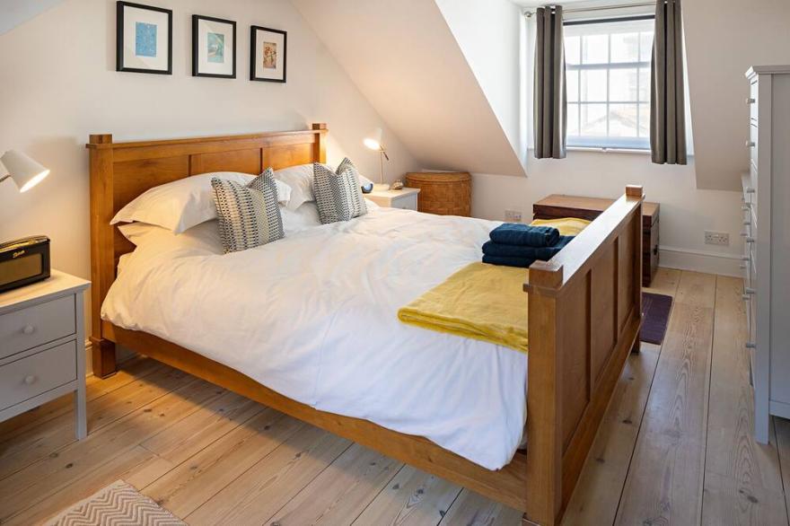 Minutes from Ilfracombe Harbour . Close to Tunnels Beach. Sleeps 4