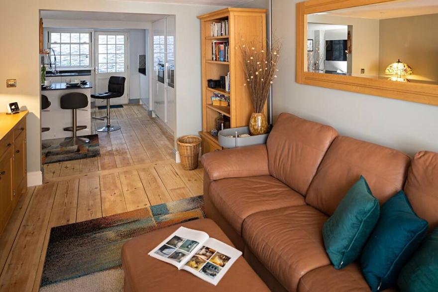 Minutes from Ilfracombe Harbour . Close to Tunnels Beach. Sleeps 4