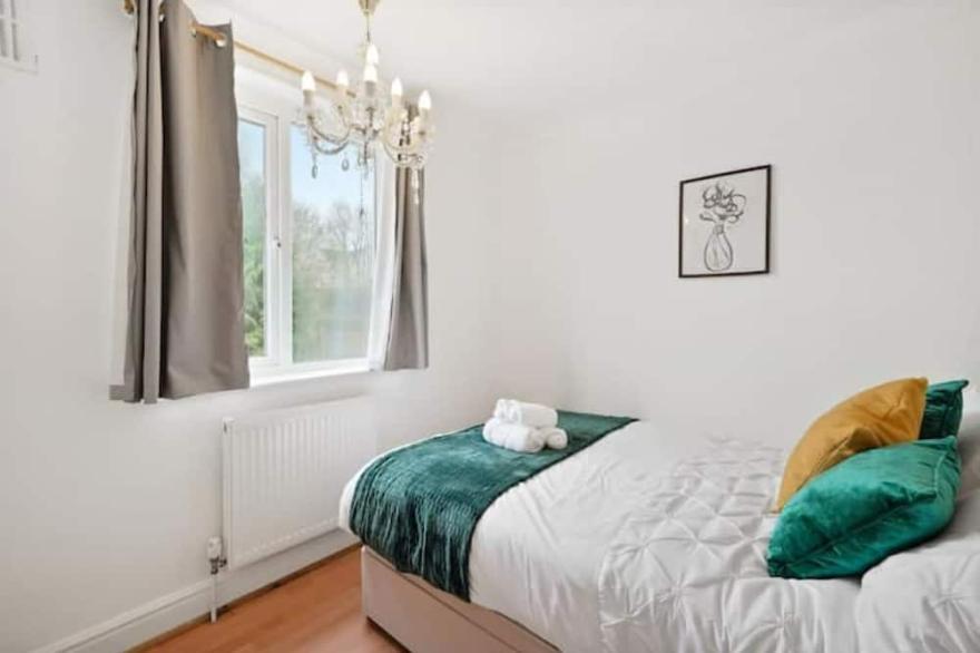 Dunstable 3 bedroom houseParking