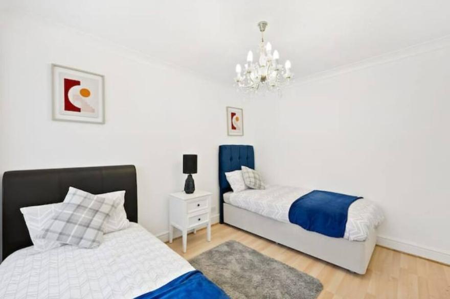 Dunstable 3 bedroom houseParking