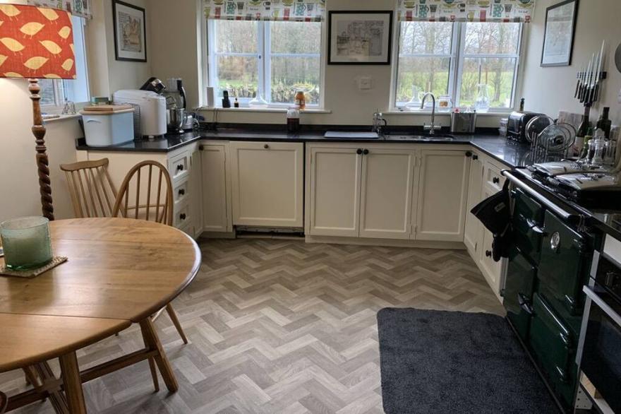 Delightful Cotswold cottage with open fireplace and Rayburn