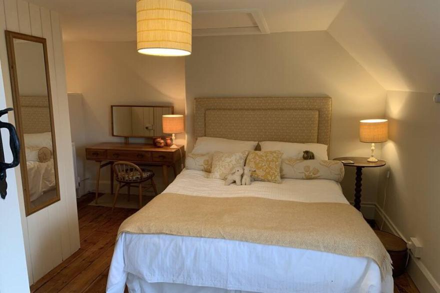 Delightful Cotswold cottage with open fireplace and Rayburn