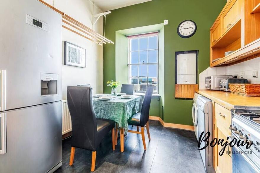 ★ CENTRAL ★ St. James Quarter ★ FREE Parking & Great Views ★