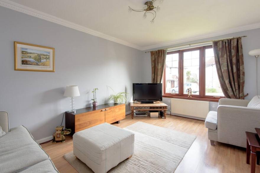 A fabulous 4-bedroom detached holiday home, with an attractive garden and private parking.
