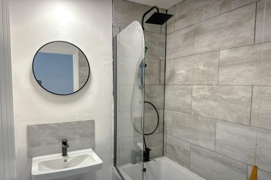 Stylish 2 Bed House with free parking