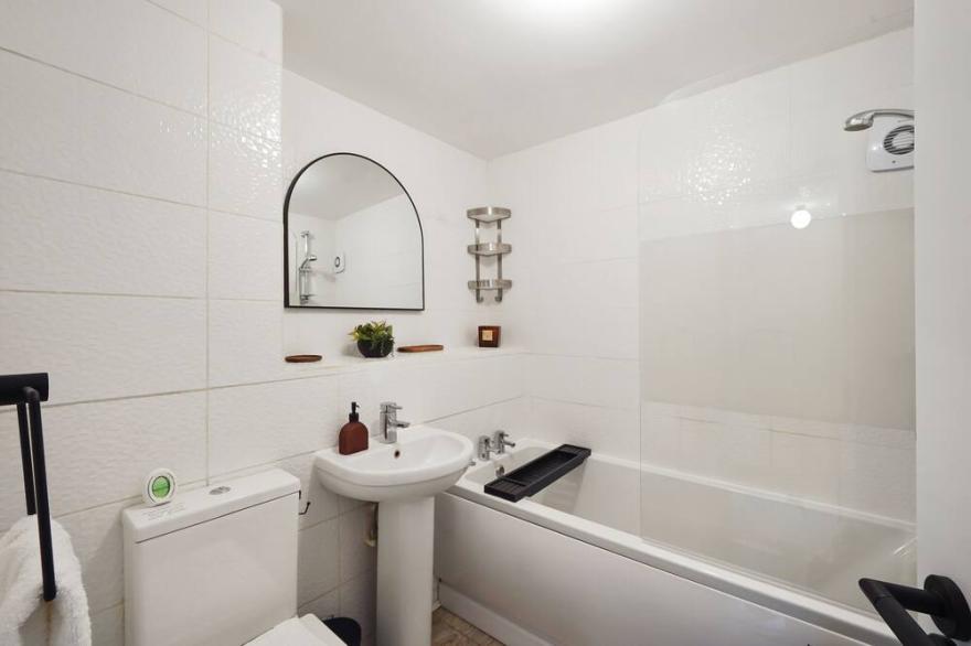 Tropical Inspired 2 Bedroom Flat in Dunmow