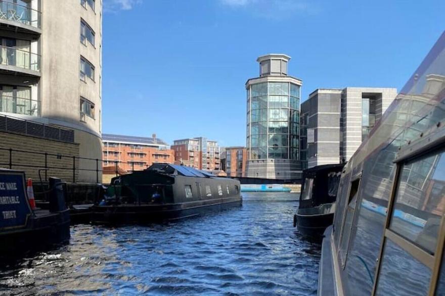 Cosy Narrowboat Benedict, Clarence Dock Leeds
