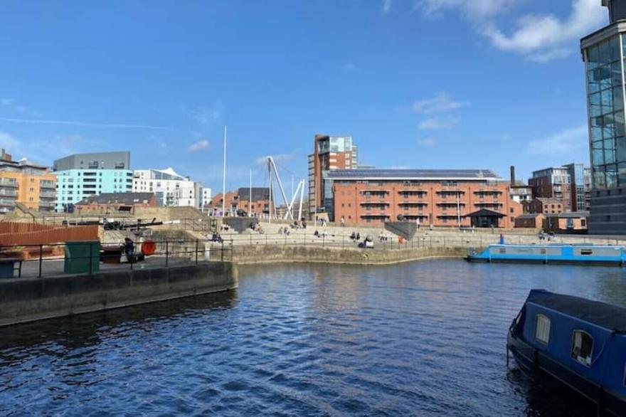 Cosy Narrowboat Benedict, Clarence Dock Leeds