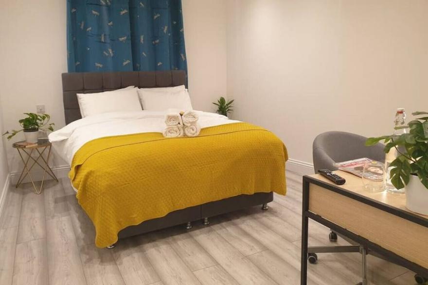 Spacious London King bed Garden flat near parks, 35 mns from central London by tube