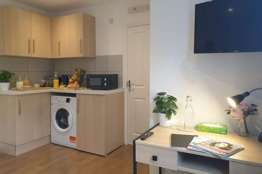 Well located king bed studio 35 minutes from the heart of London. 1071 gr fl